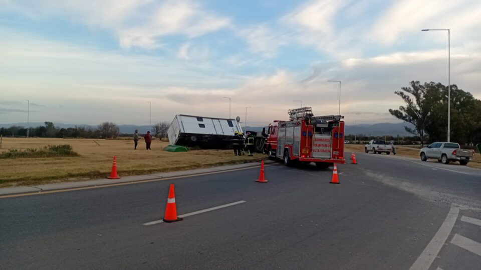 Susto en la rotonda: una casilla y un tanque terminaron volcados en plena autovía