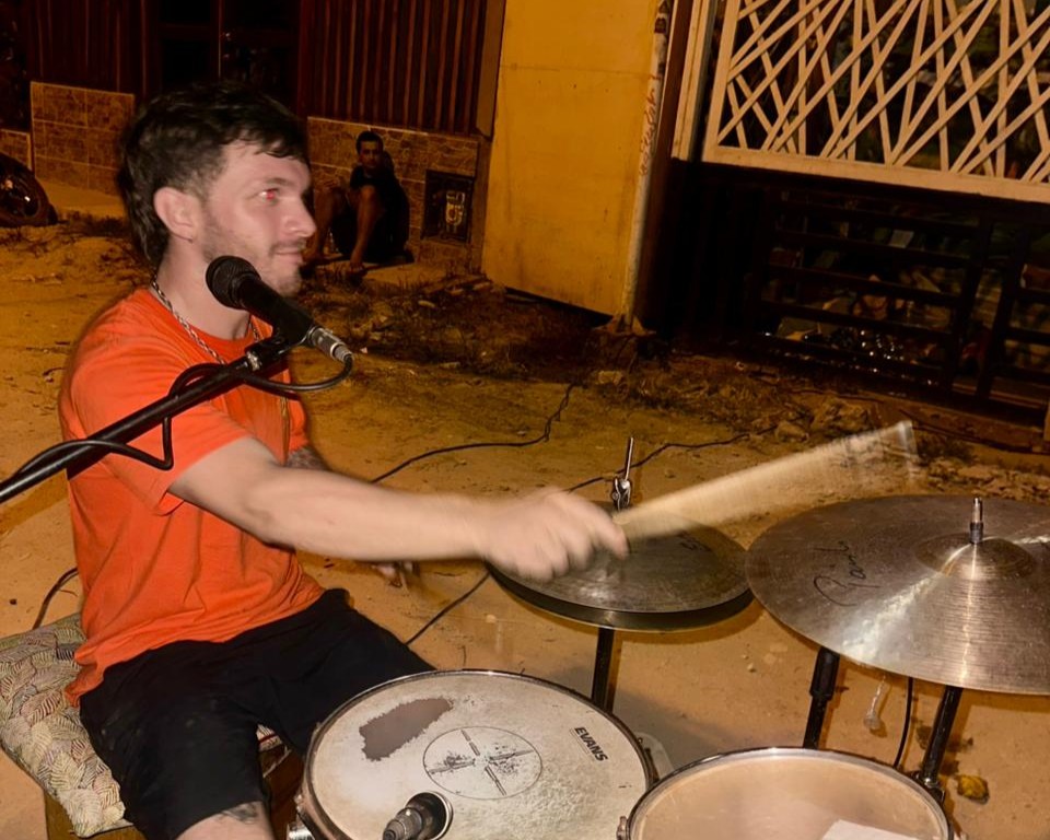 La historia de Santiago: se fue de mochilero y hoy vive de la música en el Caribe colombiano