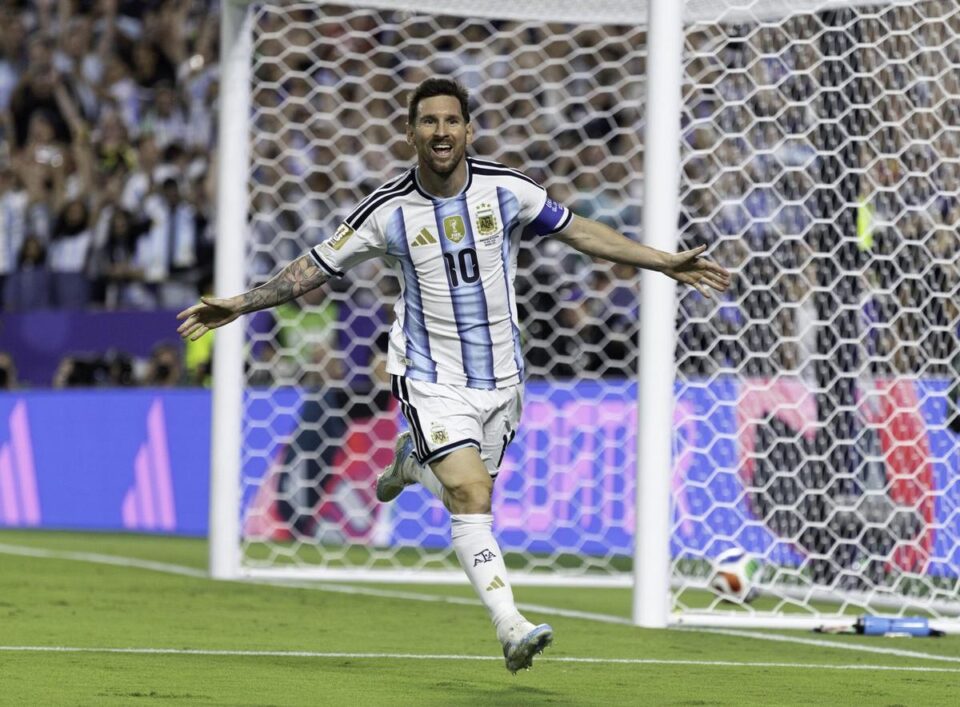 Argentina goleó a Argelia 3-0 en el debut con “hat-trick” de un Messi eterno