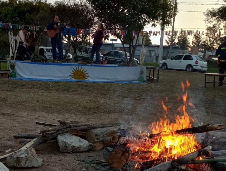 Villa Camiares revivió la tradición con una nueva edición de la Fogata de San Juan
