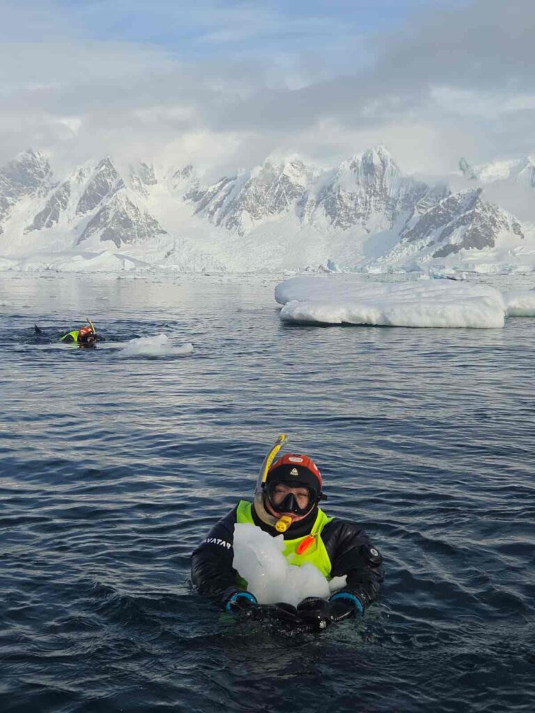 La historia de Eddie Hauzer: guía expediciones y enseña buceo en las aguas heladas de la Antártida y el Ártico