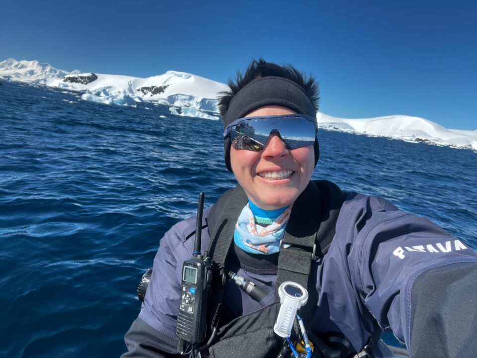 La historia de Eddie Hauzer: guía expediciones y enseña buceo en las aguas heladas de la Antártida y el Ártico 