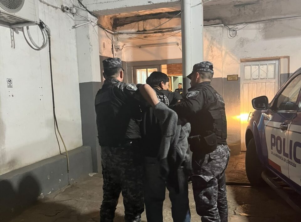 Se negó a retirarse de un boliche, agredió a policías y quedó detenido