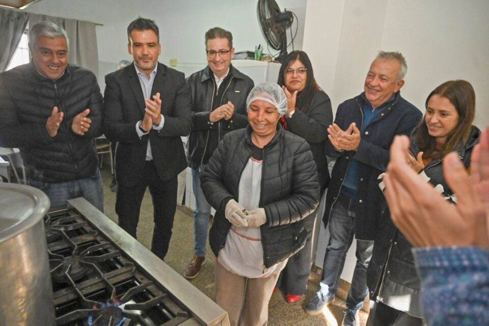 Provincia habilitó obra de gas, entregó escrituras y aportes en Despeñaderos
