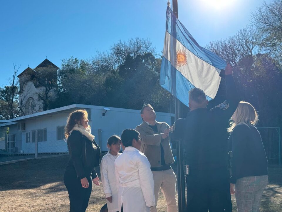 Falda del Carmen vivió una emotiva Promesa de Lealtad a la Bandera en la Escuela Sarmiento