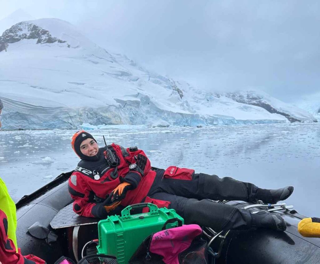 La historia de Eddie Hauzer: guía expediciones y enseña buceo en las aguas heladas de la Antártida y el Ártico