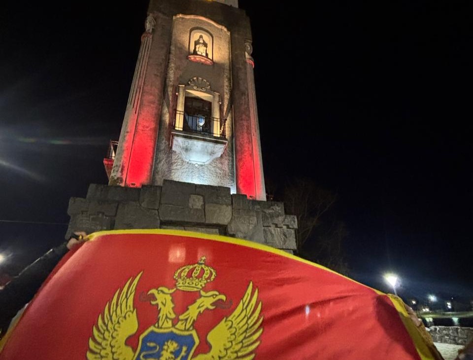 El Reloj Público se iluminó en homenaje al Día del Estado de Montenegro