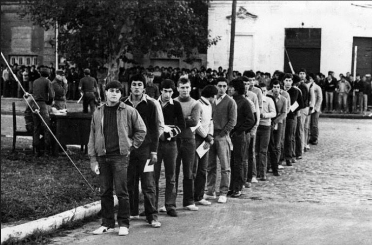Tiempos de la colimba: Cuando escuchábamos "el sorteo" en el aula y por la radio