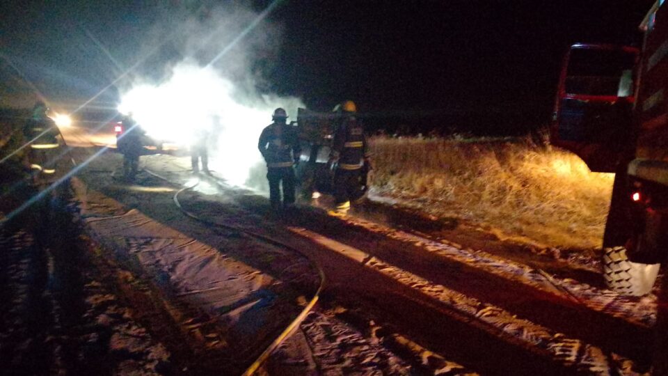 Un vehículo ardió en plena noche en Despeñaderos: investigan un desperfecto eléctrico