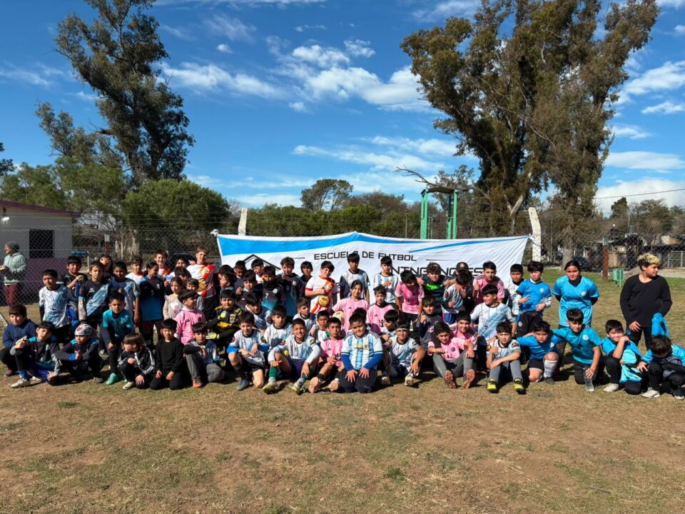 Más que un partido: el fútbol infantil reunió a decenas de familias en Falda del Carmen