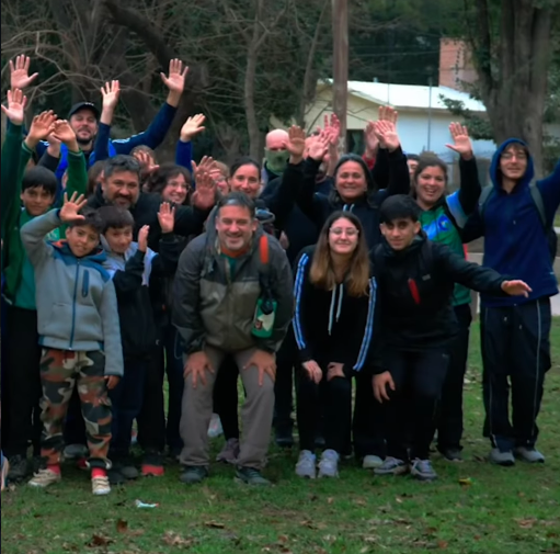 Senderismo y naturaleza: vecinos recorrieron 5 kilómetros junto al río Anisacate