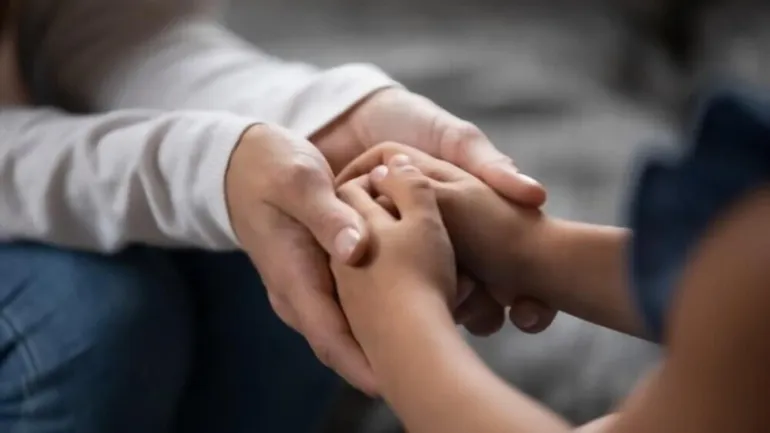 Buscan una familia para Dilan, un adolescente apasionado por el fútbol y el karate