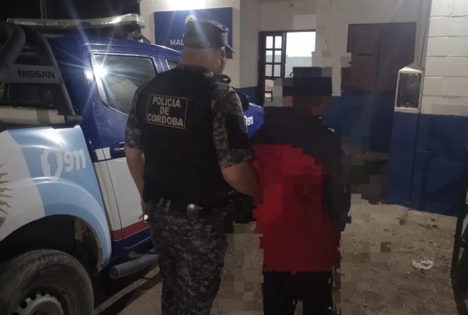 Escuchó ladrar a sus perros, salió a revisar y encontró a un adolescente en su propiedad