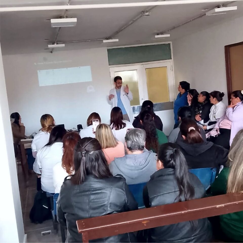 Estudiantes de Enfermería participaron de una capacitación en cardiología en el Hospital Arturo Illia