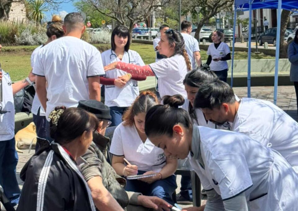 Del control de la presión a aprender RCP: estudiantes de Enfermería salieron a cuidar el corazón de los vecinos