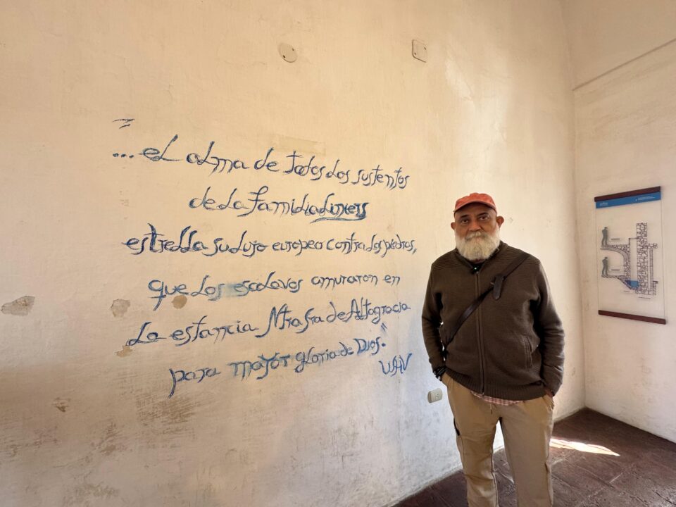 Platos rotos, poesía y una historia que todavía busca ser contada