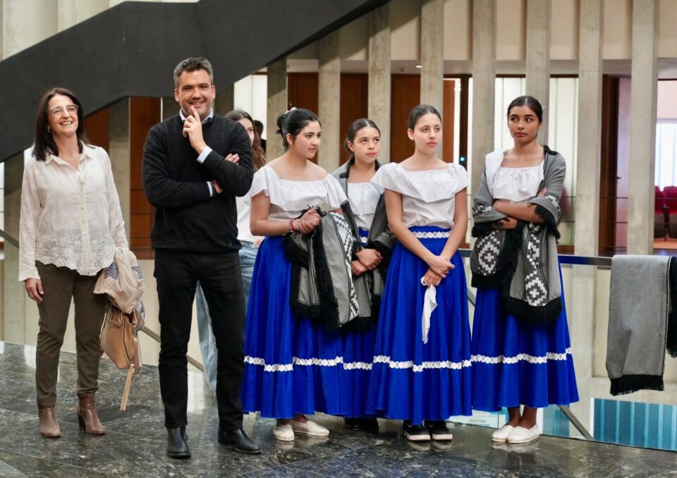 El IPEM 298 llevó sus tradiciones a la Legislatura y recibió un reconocimiento provincial