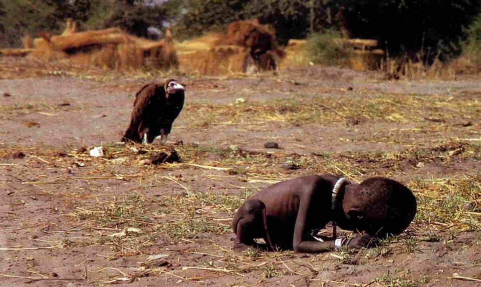 El fotógrafo, el buitre y el niño que no agonizaba