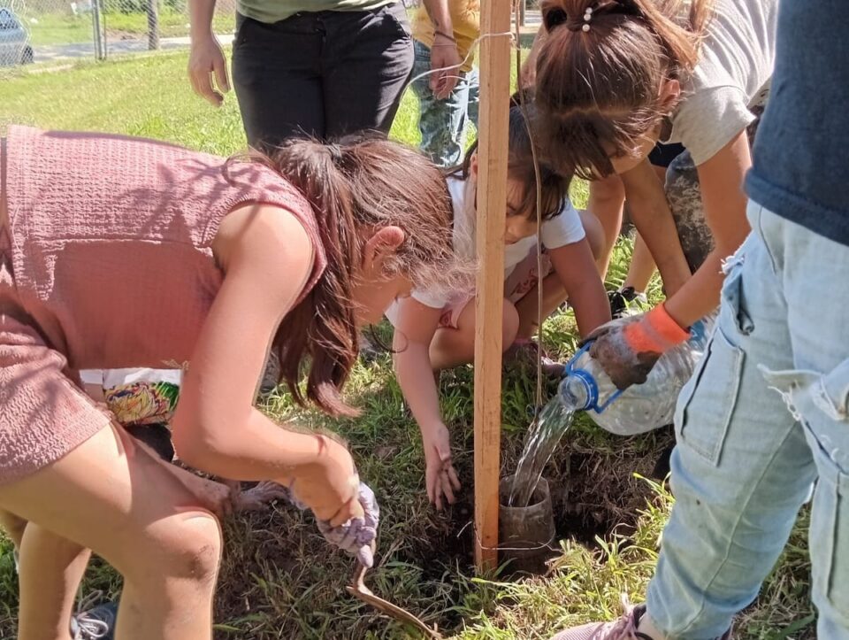 Más verde para el barrio: nueva jornada de forestación en Barrio Parque Virrey