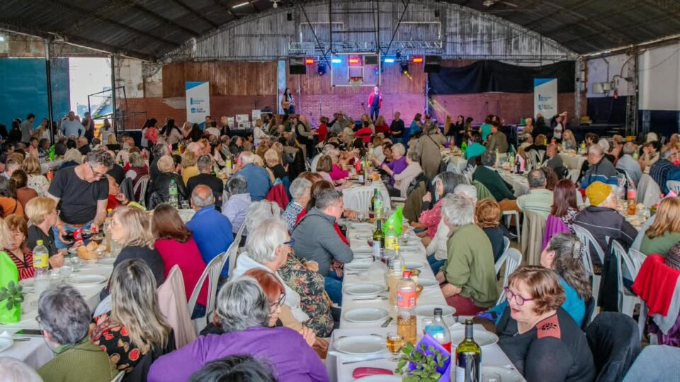 Un festejo, muchas historias: la ciudad celebró el Día del Jubilado junto a más de 400 adultos mayores