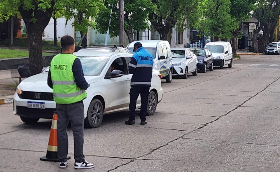 Orden y seguridad vial: el Municipio mantiene los operativos de control y la remoción de vehículos abandonados