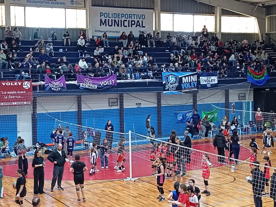 El minivóley reunió a casi 400 chicos en una jornada a puro deporte en Alta Gracia