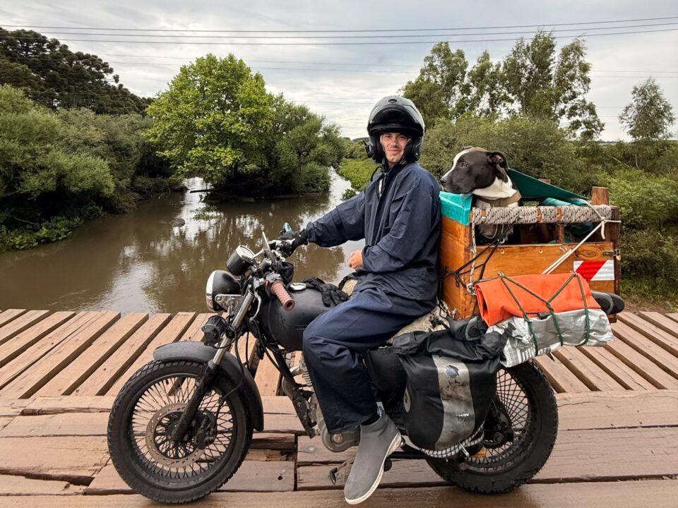 Viajó 6.000 kilómetros en moto hasta Brasil con Raki, su perro y le construyó una casita