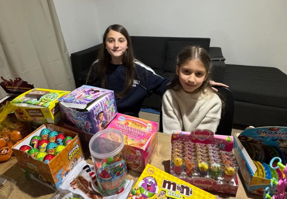 Tienen 8 y 12 años y venden golosinas para cumplir un sueño: viajar a Disney