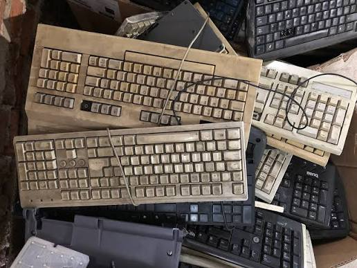 Teclados, cables y casetes para imaginar lo imposible: una maratón de lectura diferente